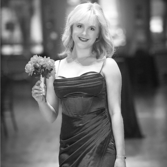 Meet your Posher, Sienna - Picture 2 of 3